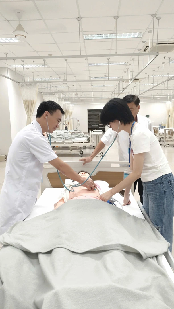 Dubaipalace hiện đang mở trải nghiệm sử dụng thử ống nghe 2 đầu tại buổi Open Day