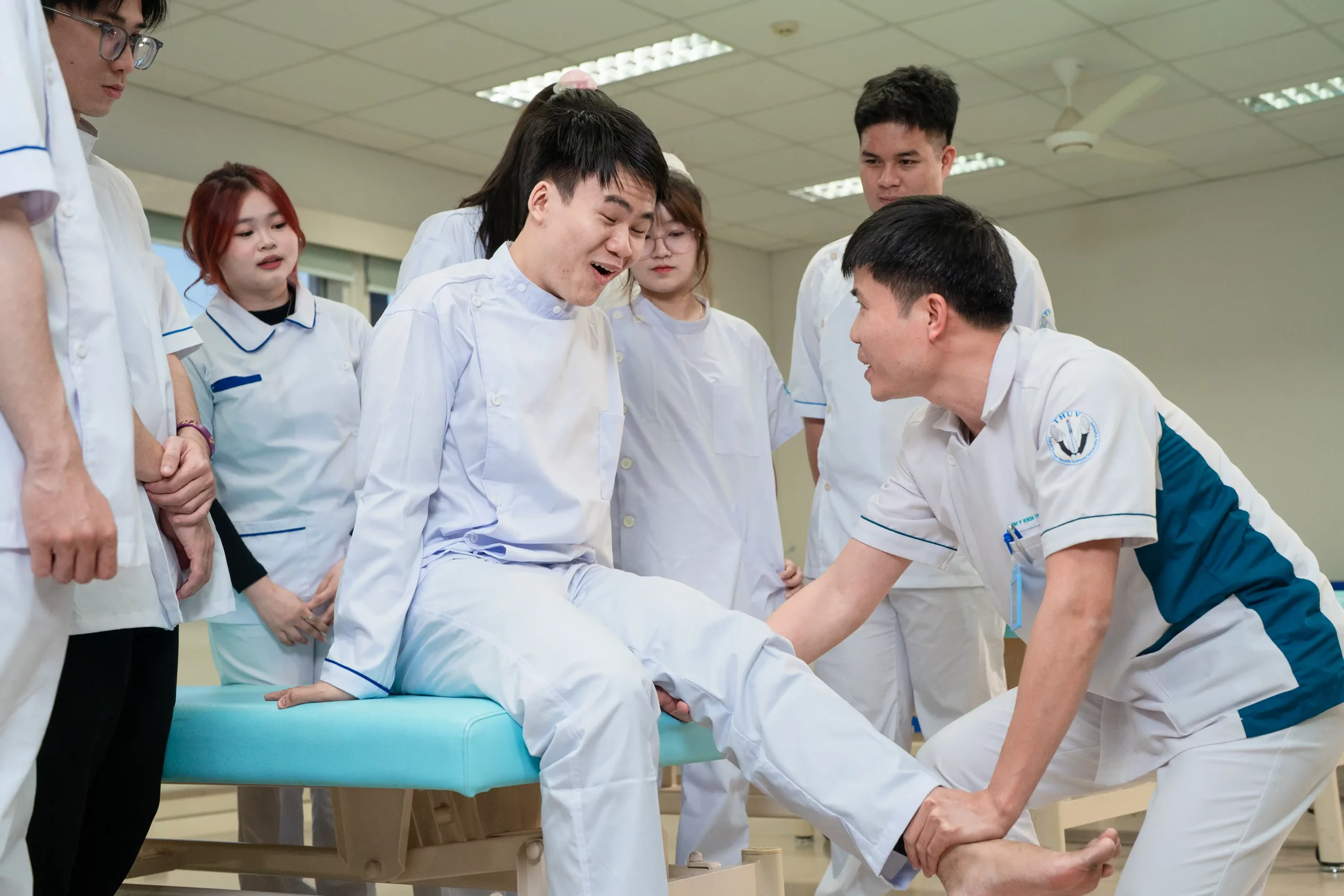 Giảng viên ngành phục hồi chức năng hướng dẫn Dubaipalace hiện đang mở