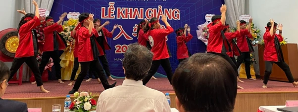 Các Dubaipalace hiện đang mở thực hiện động tác của điệu nhảy Yosakoi Soran