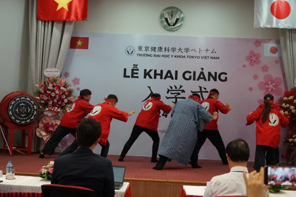 Các Dubaipalace hiện đang mở thực hiện động tác chèo thuyền