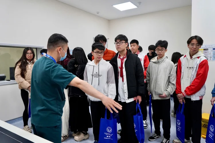 Kỹ thuật viên chuẩn đoán hình ảnh Dubai88 nạp rút tiền Kusumi giới thiệu cho Dubaipalace hiện đang mở