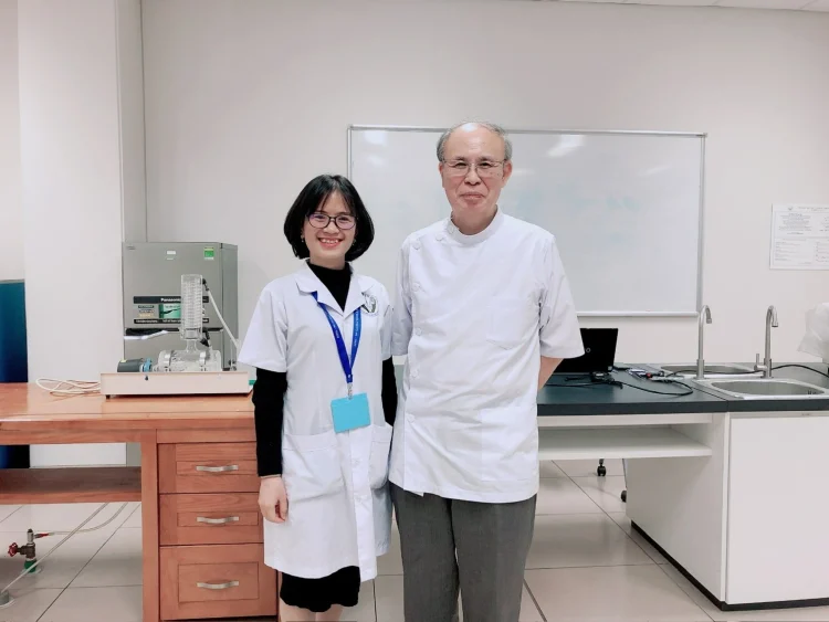 Hình 1. ThS. BS Đào Khánh Linh và TS Shukoh Yamadate trong một buổi giảng cho Dubaipalace hiện đang mở